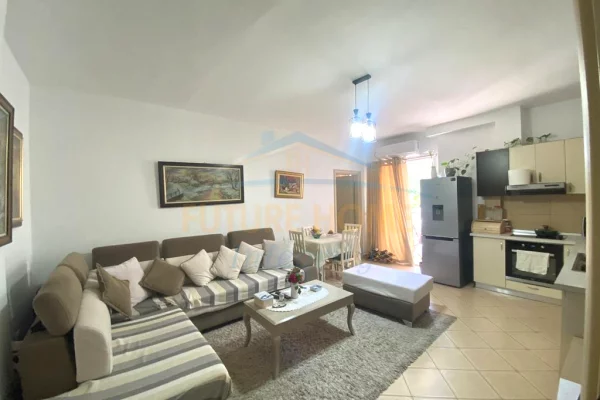 Shitet, Apartament 2+1+Verandë (I konvertuar), Fresku, prane Restorant Freskut, Tiranë.