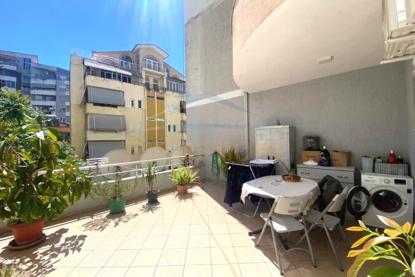 Shtepi ne shitje Apartament ne Tirane, 2+1, Mobilimi E mobiluar, Pagesa 130,000  Euro.