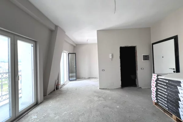 Shtepi ne shitje Apartament ne Tirane, Garsoniere, Mobilimi Bosh, pa mobiluar, Pagesa 80,000  Euro.