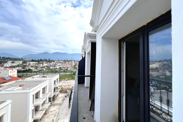 Shtepi ne shitje Apartament ne Tirane, Garsoniere, Mobilimi Bosh, pa mobiluar, Pagesa 80,000  Euro.
