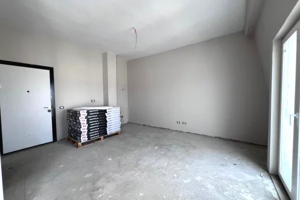 Shtepi ne shitje Apartament ne Tirane, Garsoniere, Mobilimi Bosh, pa mobiluar, Pagesa 80,000  Euro.