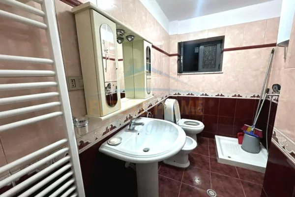 Shtepi ne shitje Apartament ne Tirane, 2+1, Mobilimi E mobiluar, Pagesa 192,000  Euro.