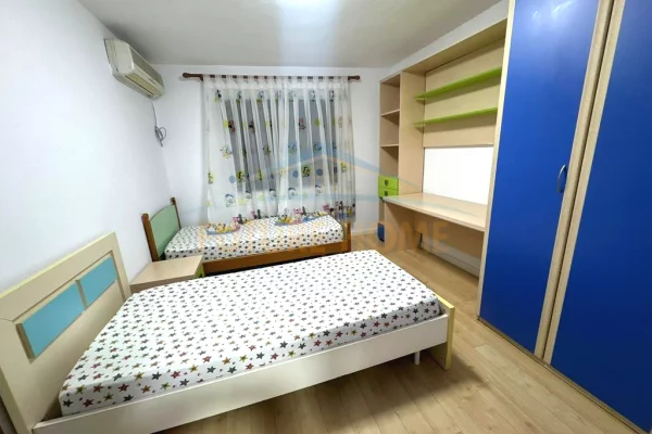 Shtepi ne shitje Apartament ne Tirane, 2+1, Mobilimi E mobiluar, Pagesa 192,000  Euro.