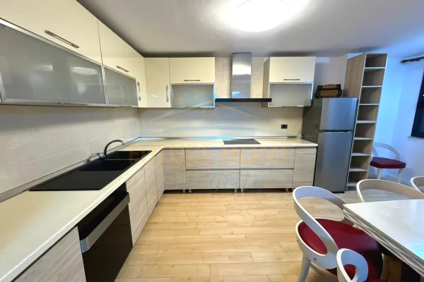 Shtepi ne shitje Apartament ne Tirane, 2+1, Mobilimi E mobiluar, Pagesa 192,000  Euro.