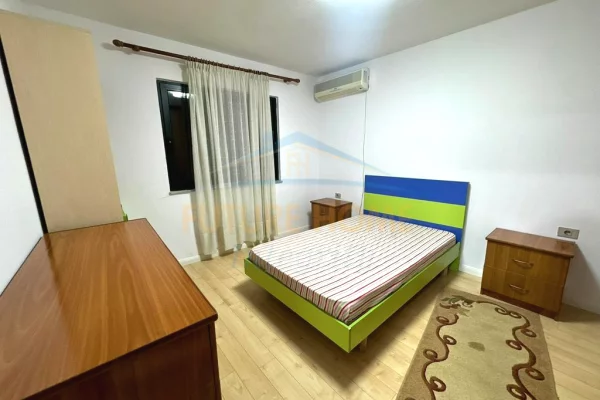 Shtepi ne shitje Apartament ne Tirane, 2+1, Mobilimi E mobiluar, Pagesa 192,000  Euro.