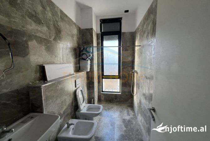 Qera , Ambjent Biznesi , Laprake 