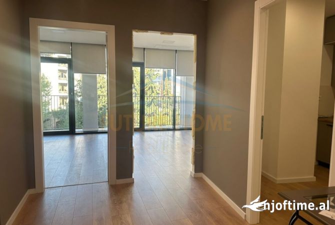 Ambiente Commerciale in Affitto 3+1 a Tirana - 1,150 Euro