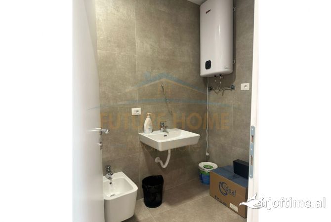 Ambiente Commerciale in Affitto 3+1 a Tirana - 1,150 Euro