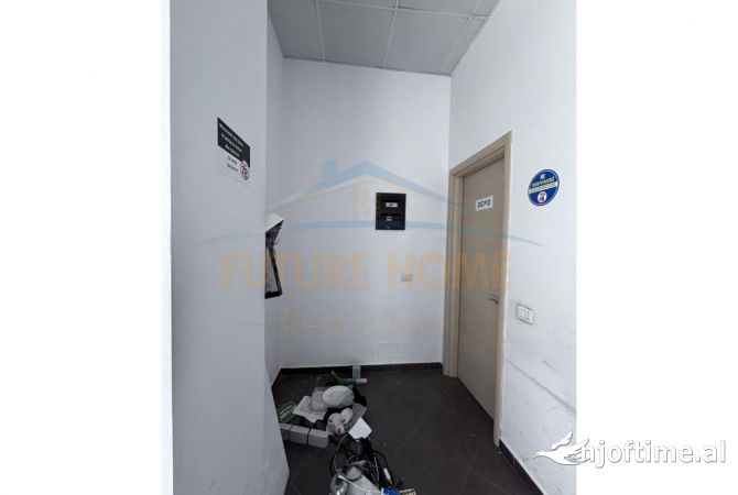 Ambiente Commerciale in Affitto 3+1 a Tirana - 1,000 Euro