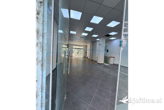Ambiente Commerciale in Affitto 3+1 a Tirana - 1,000 Euro