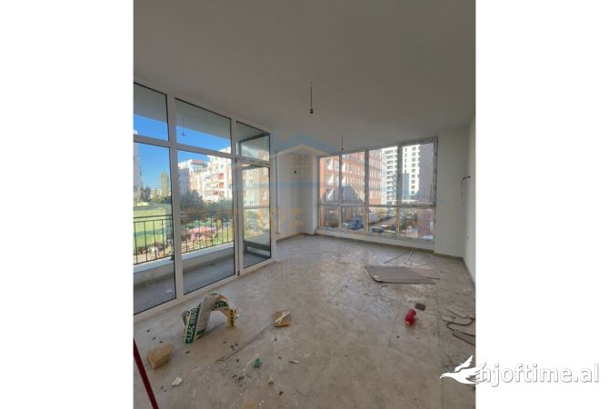 Ambiente Commerciale in Affitto 3+1 a Tirana - 420 Euro