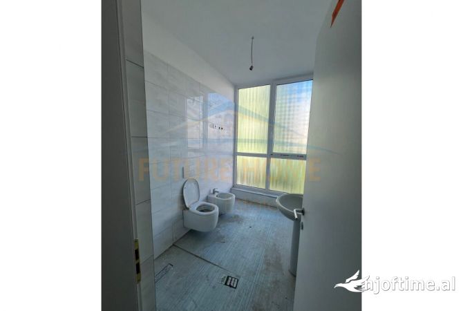 Ambiente Commerciale in Affitto 3+1 a Tirana - 420 Euro