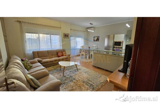 Ambiente Commerciale in Affitto 3+1 a Tirana - 750 Euro