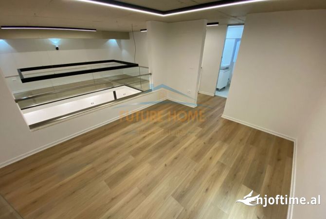 Ambiente Commerciale in Affitto 3+1 a Tirana - 1,300 Euro