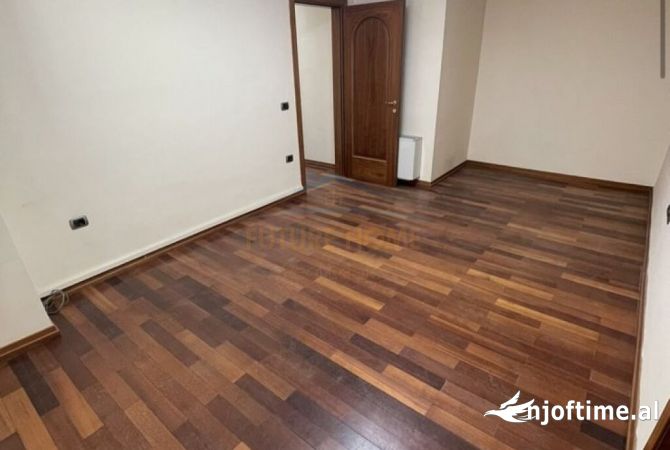 Ambiente Commerciale in Affitto 3+1 a Tirana - 2,000 Euro