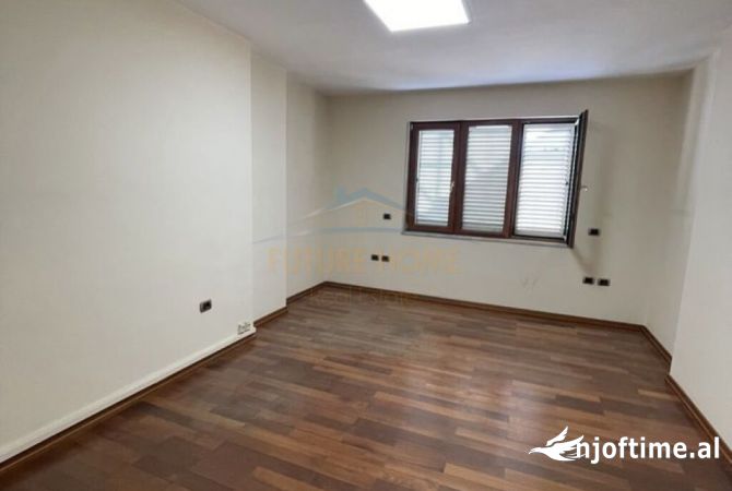 Ambiente Commerciale in Affitto 3+1 a Tirana - 2,000 Euro