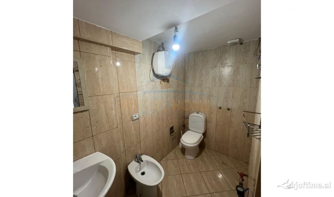 Shitet , Ambjent Biznesi Shkolla e Kuqe , Tirane 