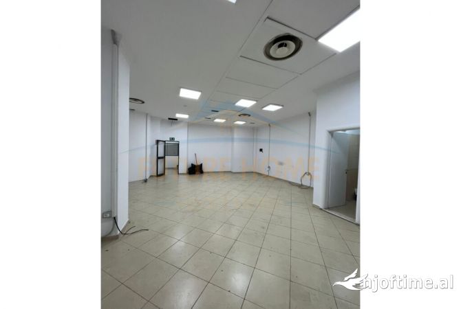 Ambiente Commerciale in Affitto 3+1 a Tirana - 1,700 Euro