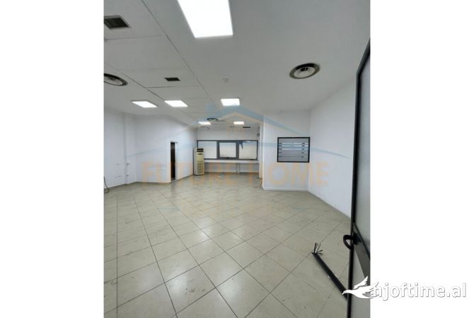 Ambiente Commerciale in Affitto 3+1 a Tirana - 1,700 Euro