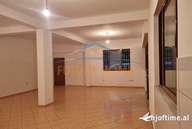 Ambiente Commerciale in Affitto 4+1 a Tirana - 1,100 Euro
