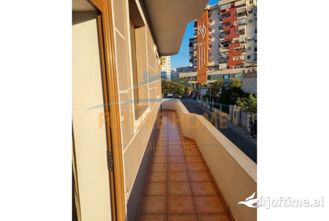 Ambiente Commerciale in Affitto 4+1 a Tirana - 1,100 Euro