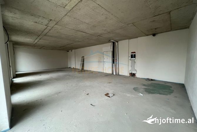 Ambiente Commerciale in Affitto 3+1 a Tirana - 2,000 Euro
