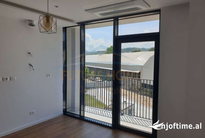 Ambiente Commerciale in Affitto 3+1 a Tirana - 1,500 Euro