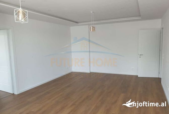Ambiente Commerciale in Affitto 3+1 a Tirana - 1,500 Euro