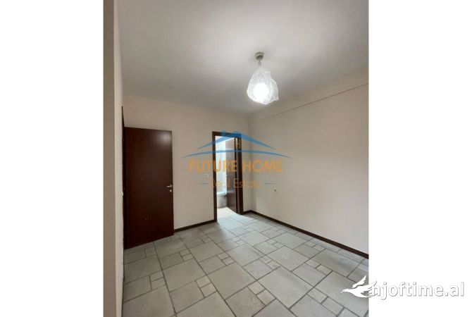 Ambiente Commerciale in Affitto 3+1 a Tirana - 1,000 Euro