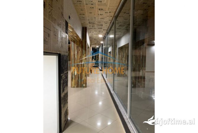 Ambiente Commerciale in Affitto 3+1 a Tirana - 1,700 Euro
