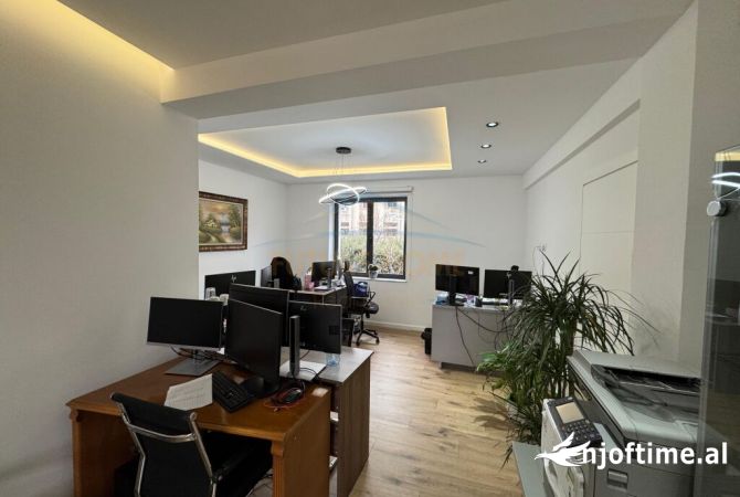 Ambiente Commerciale in Affitto 3+1 a Tirana - 1,000 Euro