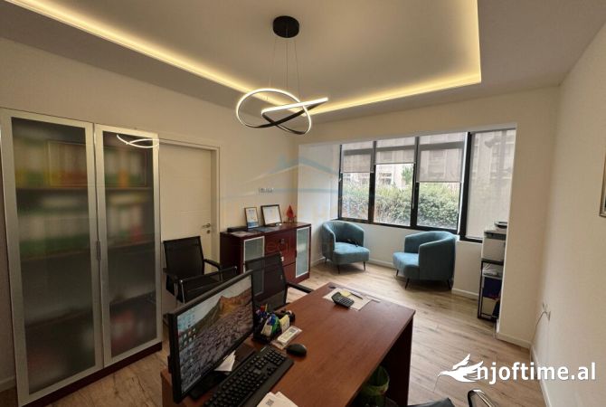 Ambiente Commerciale in Affitto 3+1 a Tirana - 1,000 Euro