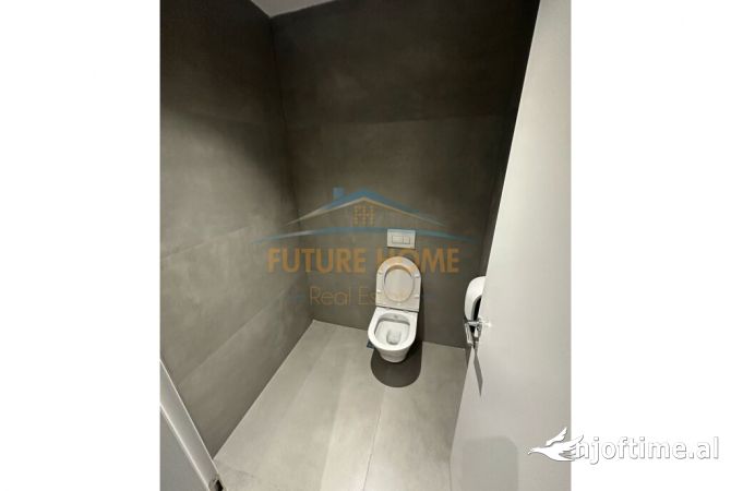 Ambiente Commerciale in Affitto 3+1 a Tirana - 5,500 Euro