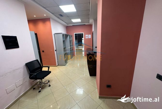 Ambiente Commerciale in Affitto 3+1 a Tirana - 1,700 Euro