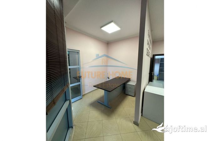 Ambiente Commerciale in Affitto 3+1 a Tirana - 1,700 Euro