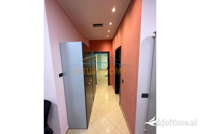 Ambiente Commerciale in Affitto 3+1 a Tirana - 1,700 Euro