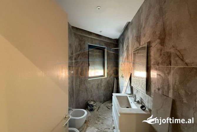 Shtepi ne shitje Apartament ne Tirane, 2+1, Mobilimi Pjeserisht e mobiluar, Pagesa 320,000  Euro.