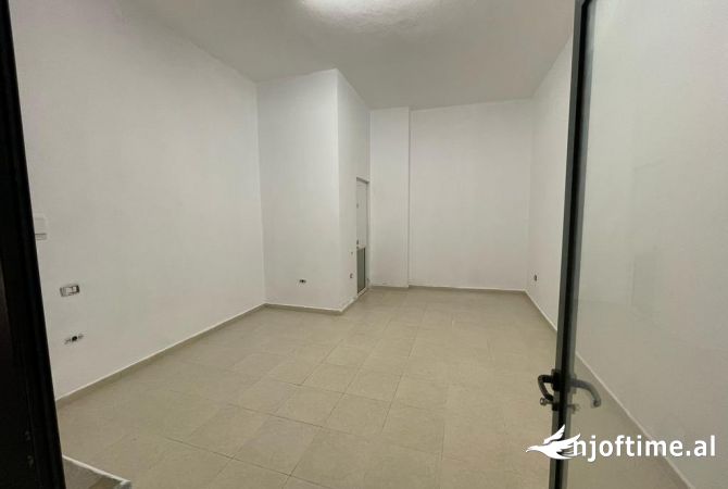 Ambiente Commerciale in Affitto 3+1 a Tirana - 400 Euro