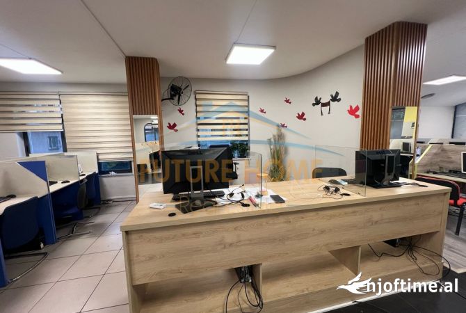 Ambiente Commerciale in Affitto 3+1 a Tirana - 2,000 Euro