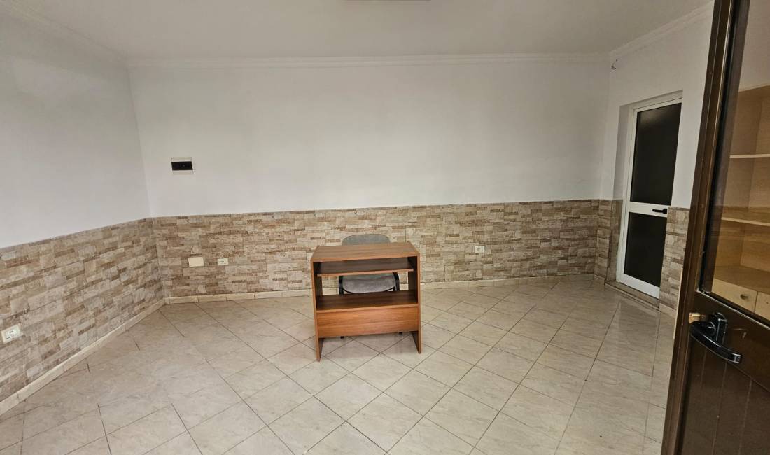 Ambjent me qera tek Komuna e Parisit 25 metra 200 euro 