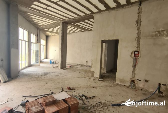Ambiente Commerciale in Vendita 1+1 a Tirana - 204,000 Euro