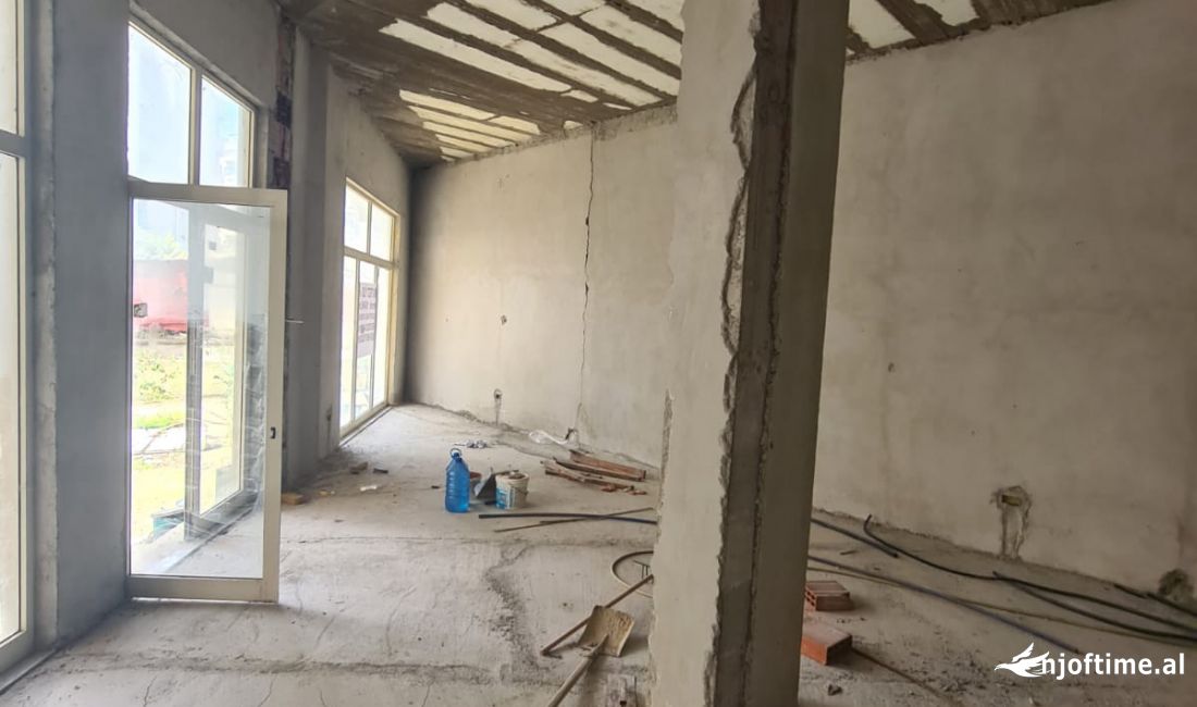 Shitet ambjent biznesi tek Liqeni i thate