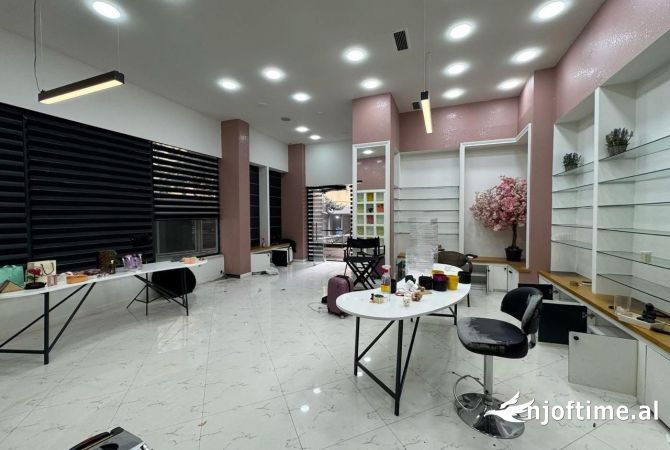 Ambiente Commerciale in Affitto 2+1 a Tirana - 1,400 Euro