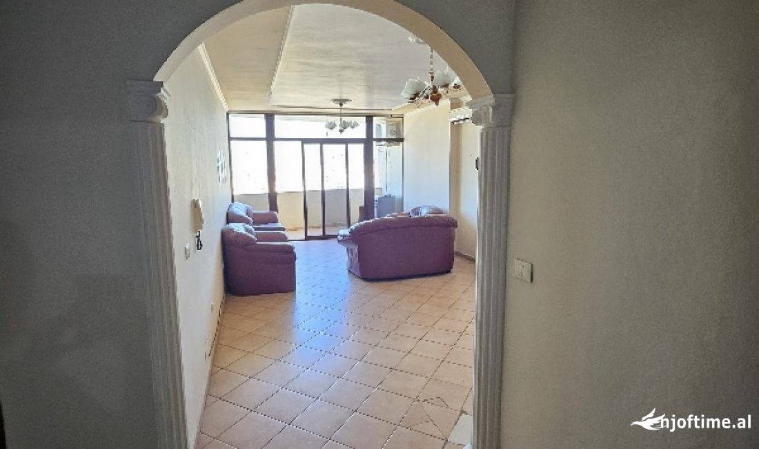 Ambjent per zyra me qera perballe Delojorgjit 500 lek ne muaj