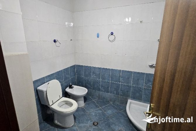 Ambjent per zyra me qera perballe Delojorgjit 500 lek ne muaj