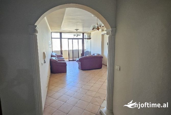 Ambjent per zyra me qera perballe Delojorgjit 500 lek ne muaj