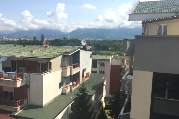 Qera 2+1 tek liqeni prane Bar Queen 