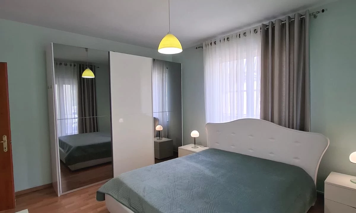 Shtepi me qera Apartament ne Tirane, 2+1, Mobilimi E mobiluar, Pagesa 700  Euro.