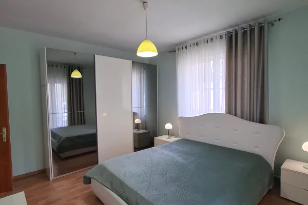Jepet apartament me qera 2+1 Liqeni i Thate, Rruga Peti 700 euro/muaj