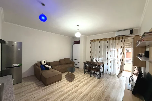 Shtepi ne shitje Apartament ne Tirane, 1+1, Mobilimi E mobiluar, Pagesa 130,000  Euro.